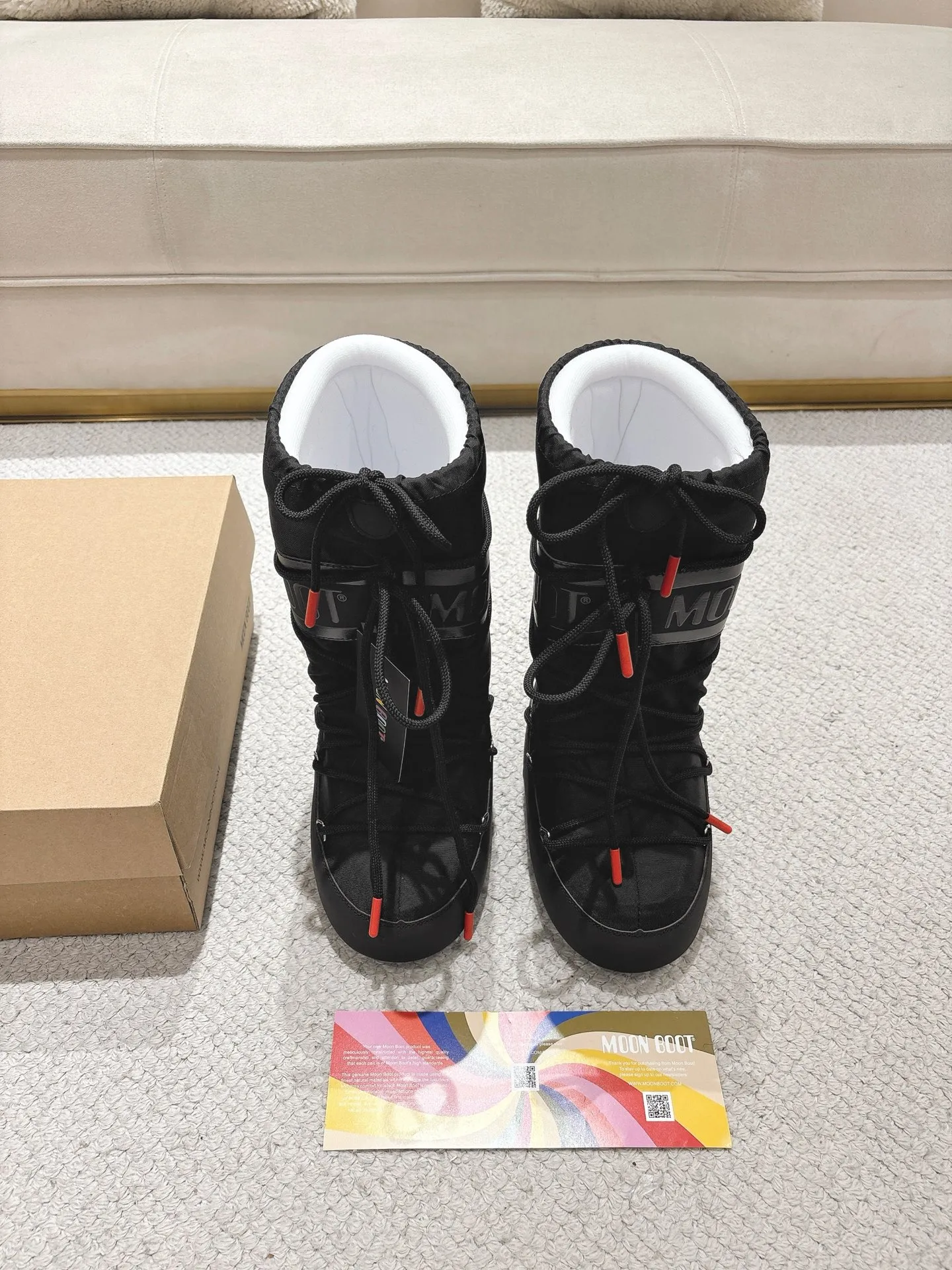 p700 long love style: ❤️ Moon Boot2025 vs autumn and winter popular snow boots series... [Ugly Moon Snow Boots] Forget UGG, fashionable people are wearing Moon Boot snow boots. If you find it difficult to accept the revival of UGG, then there is now a more alternative snow boot that is back, with an inner diameter of 4 cm. That is the Moon Boot. It was already very popular in the millennium. Back then, Paris Hilton and Victoria Beckham Celebrities often wear it, and now the Y2K trend is popular again. The same style is worn by young people in QQ shows, and the ugly snow boots that are shown in thousands of people have become popular again, regardless of men and women. They look slim but warm and easy to wear... ❶Fabric: Original custom/cowhide/woven wool/high mercerized waterproof cloth ❷Inner: original 100% silk cotton liner ❸foot: original 100% silk cotton liner ❹ Outsole: Original molded two-color non-slip outsole ❺ Sole thickness: 4cm (including **) ❻ Code number: 35/38; 39/41; ❼ Packaging: Original full set of packaging ☀ Color: Official website updated simultaneously